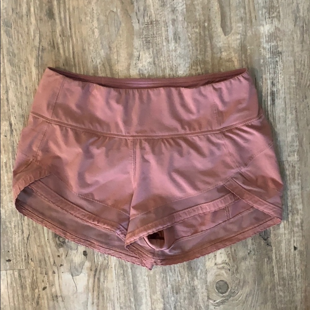 Lululemon mauve size 4 shorts with scallops